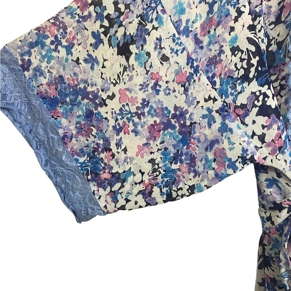 In Bloom floral belted robe. Lace trim. Light weight and floral. Women’s Medium - Picture 3 of 4